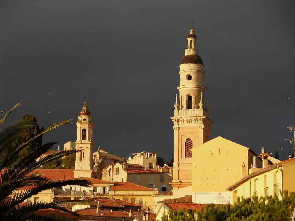 Le clocher de la basilique Saint-Michel-Archange, dans la vieille ville de Menton