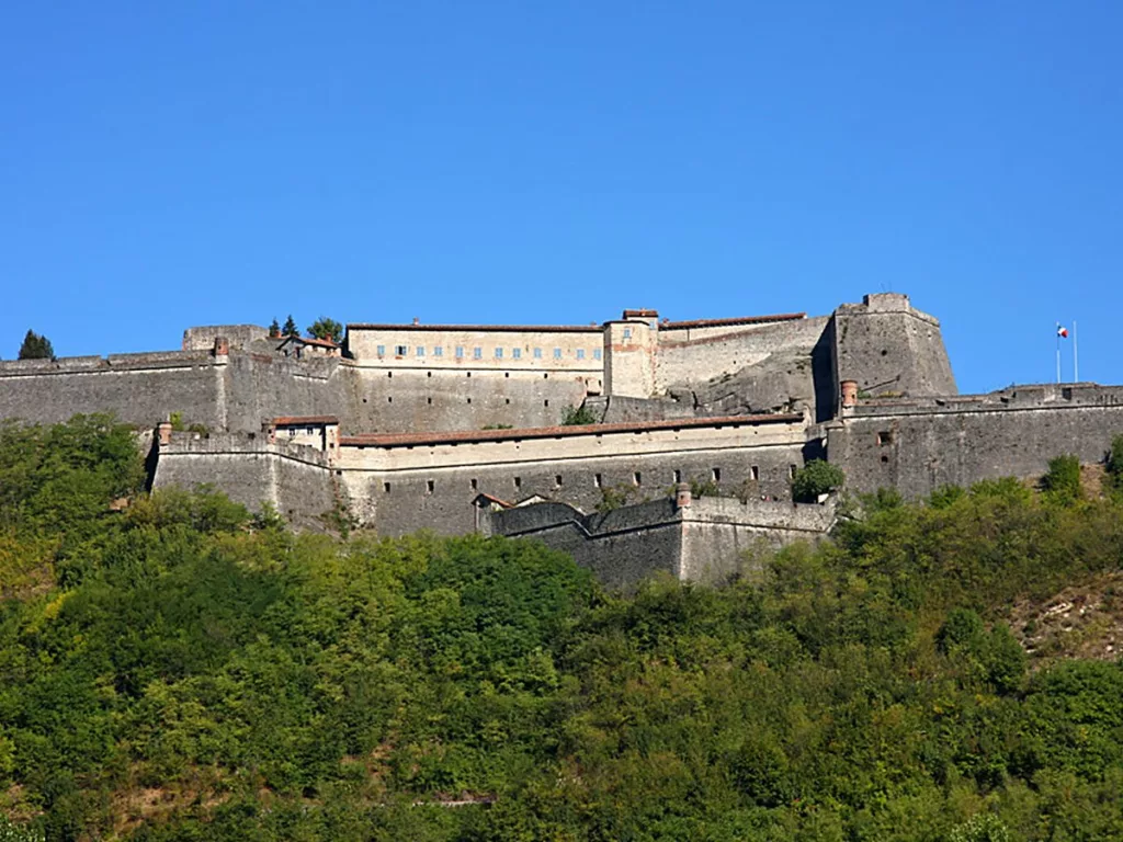Visita al Forte di Gavi con le mostre Fammi un quadro del sole e Fortissima Parade