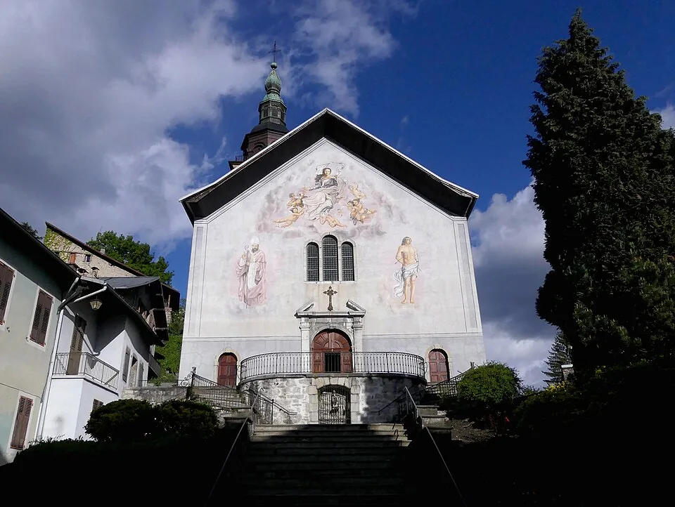 La façade peinte de l’église Saint-Grat et son clocher à bulbe, à Conflans