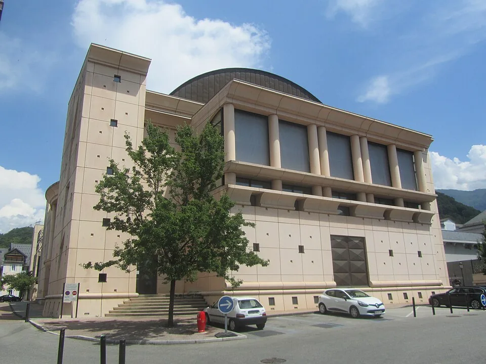 Le bâtiment du Dôme et sa coupole, à Albertville