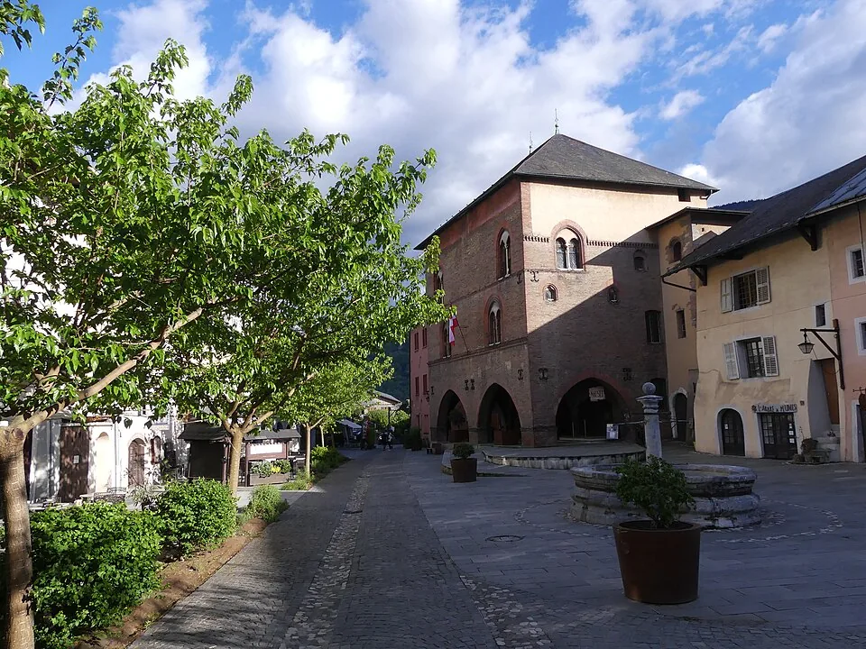 La Grande Place de Conflans et la Maison Rouge