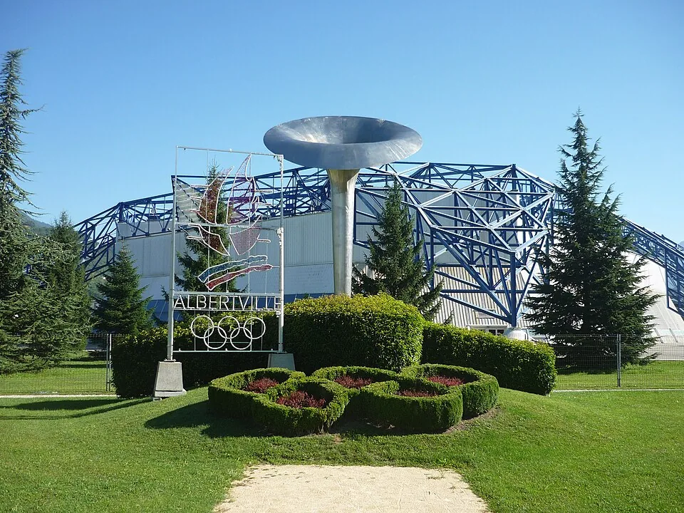 La Halle olympique et la vasque des Jeux de 1992 à Albertville