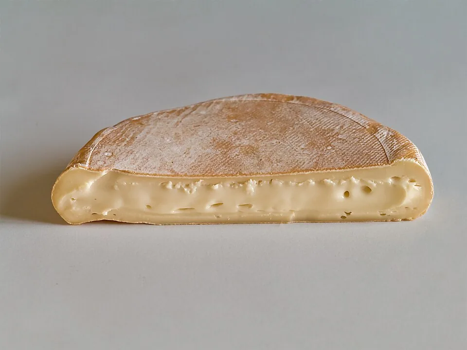 Un reblochon coupé, fromage de Savoie et de Haute-Savoie
