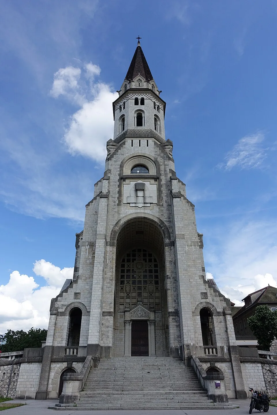 La façade et le clocher de la basilique de la Visitation à Annecy