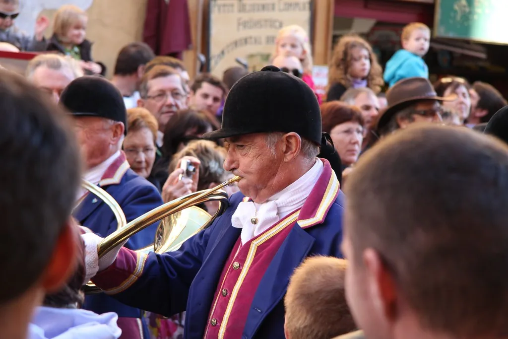 Un sonneur de trompe de chasse dans la foule du Retour des alpages, dans le vieil Annecy