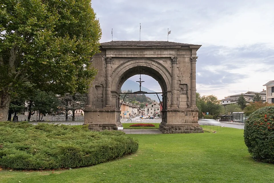 L’arc d’Auguste à Aoste, au milieu d’une pelouse