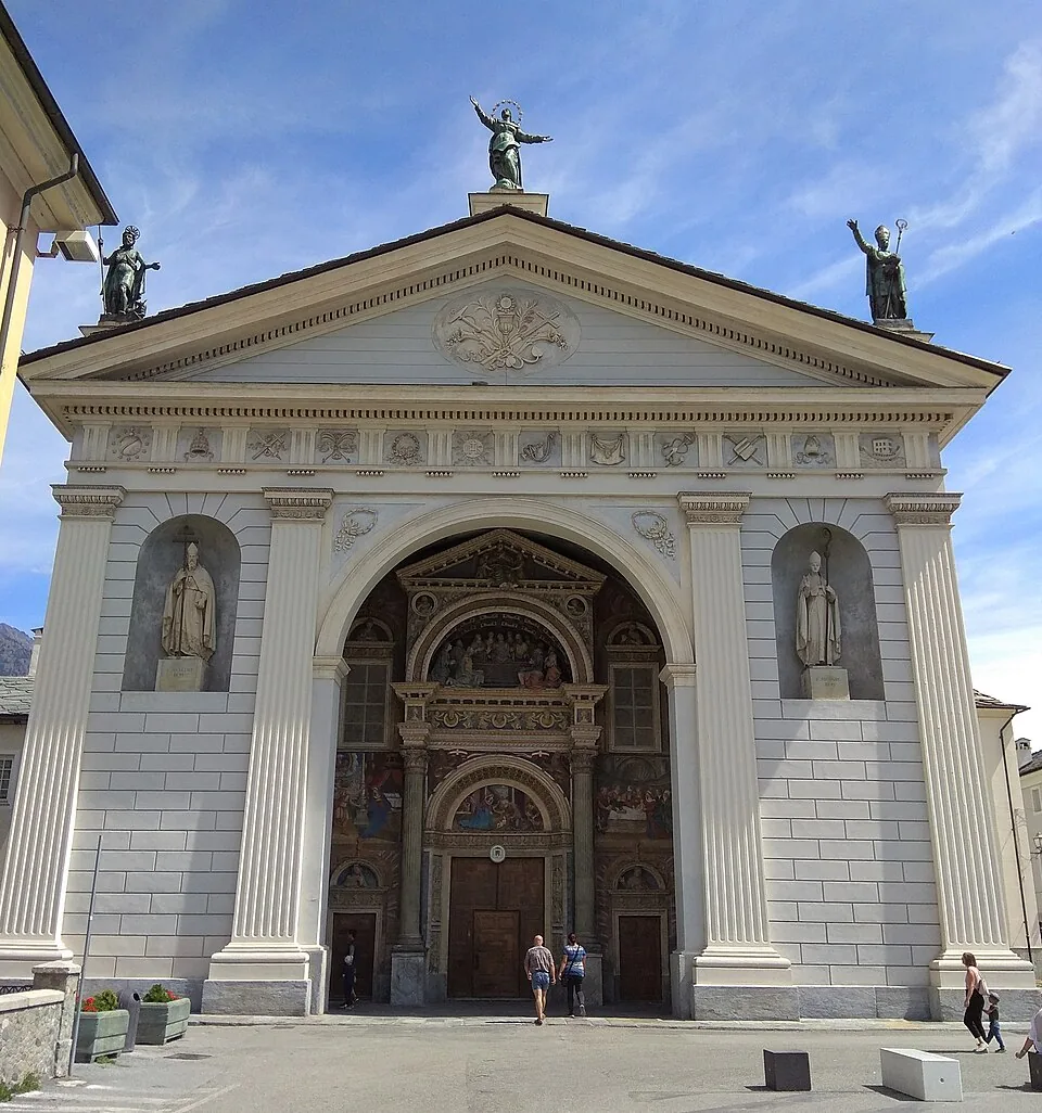 La façade de la cathédrale d’Aoste et ses statues