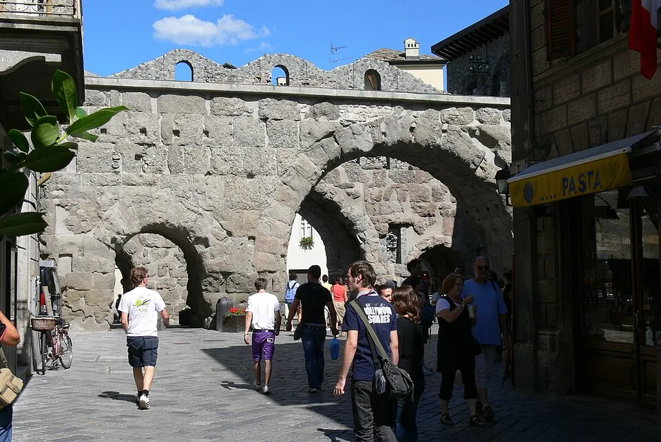 Les arcades de la Porte prétorienne d’Aoste, dans une rue du centre