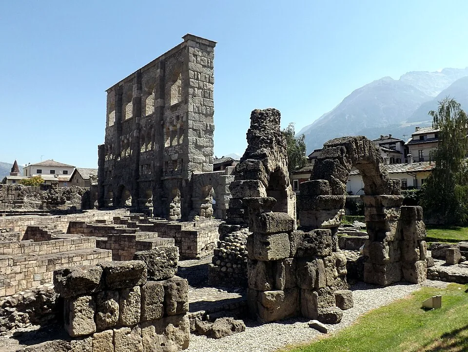 La façade sud du théâtre romain d’Aoste et ses ruines, devant les montagnes