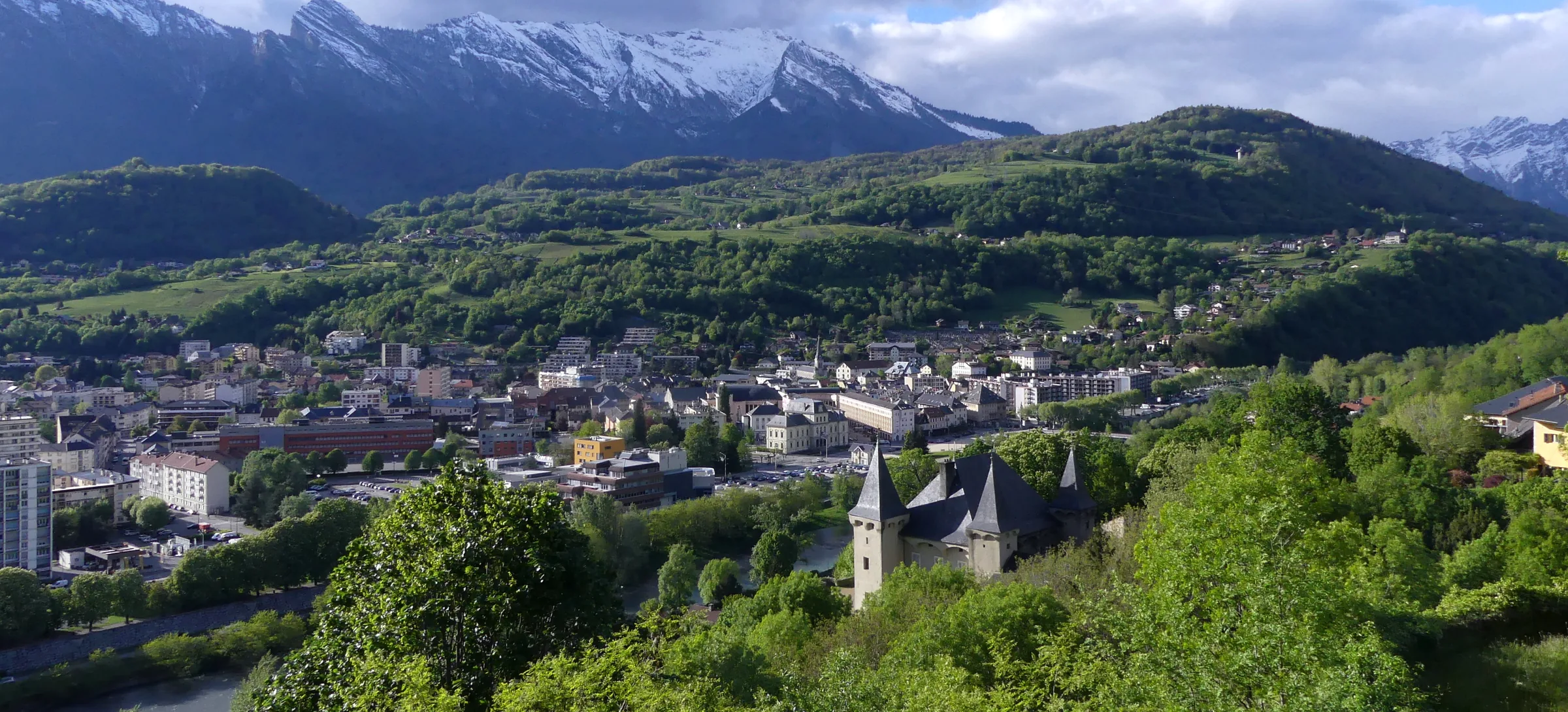 Albertville et le château Manuel de Locatel vus du belvédère de Conflans, devant les sommets enneigés