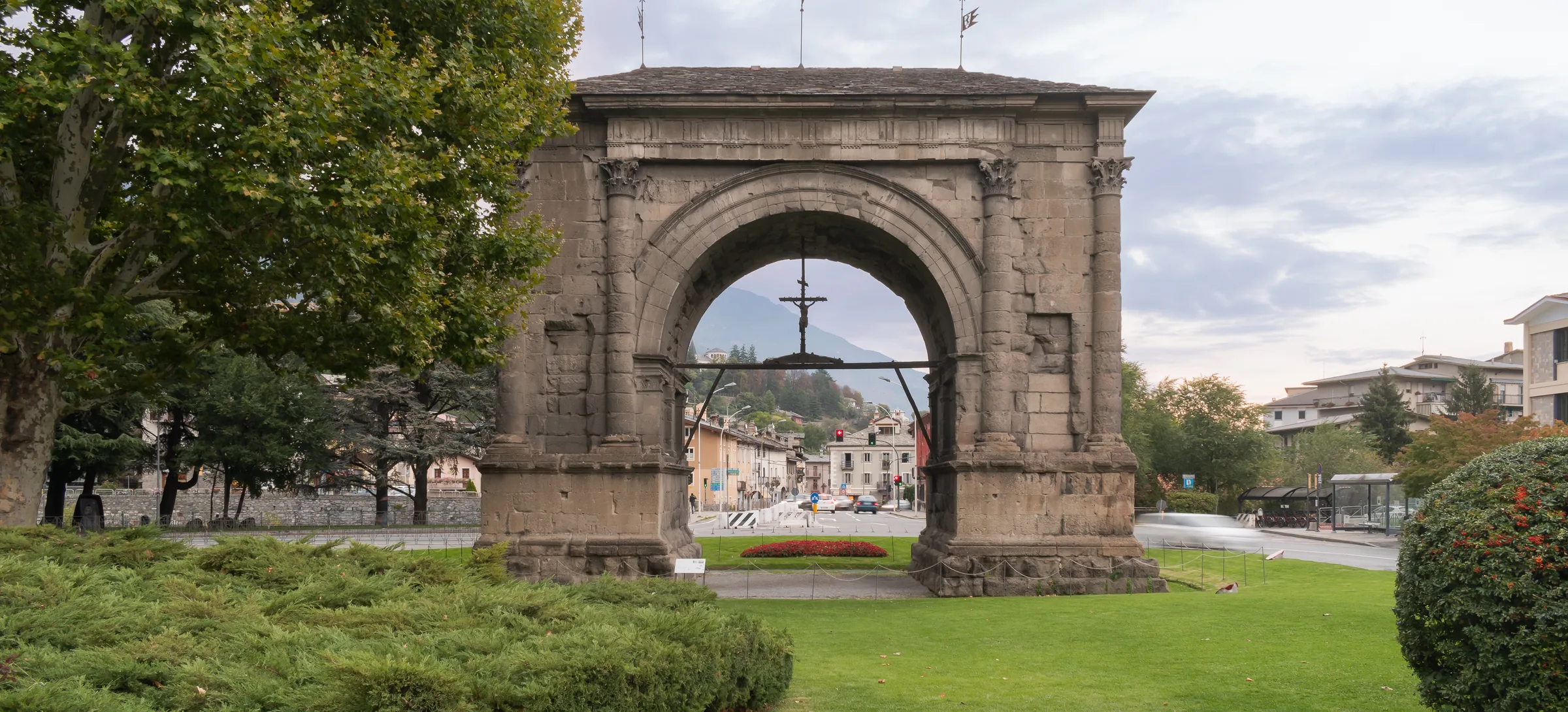 L’arc d’Auguste à Aoste, vu de face, avec la montagne dans l’arche