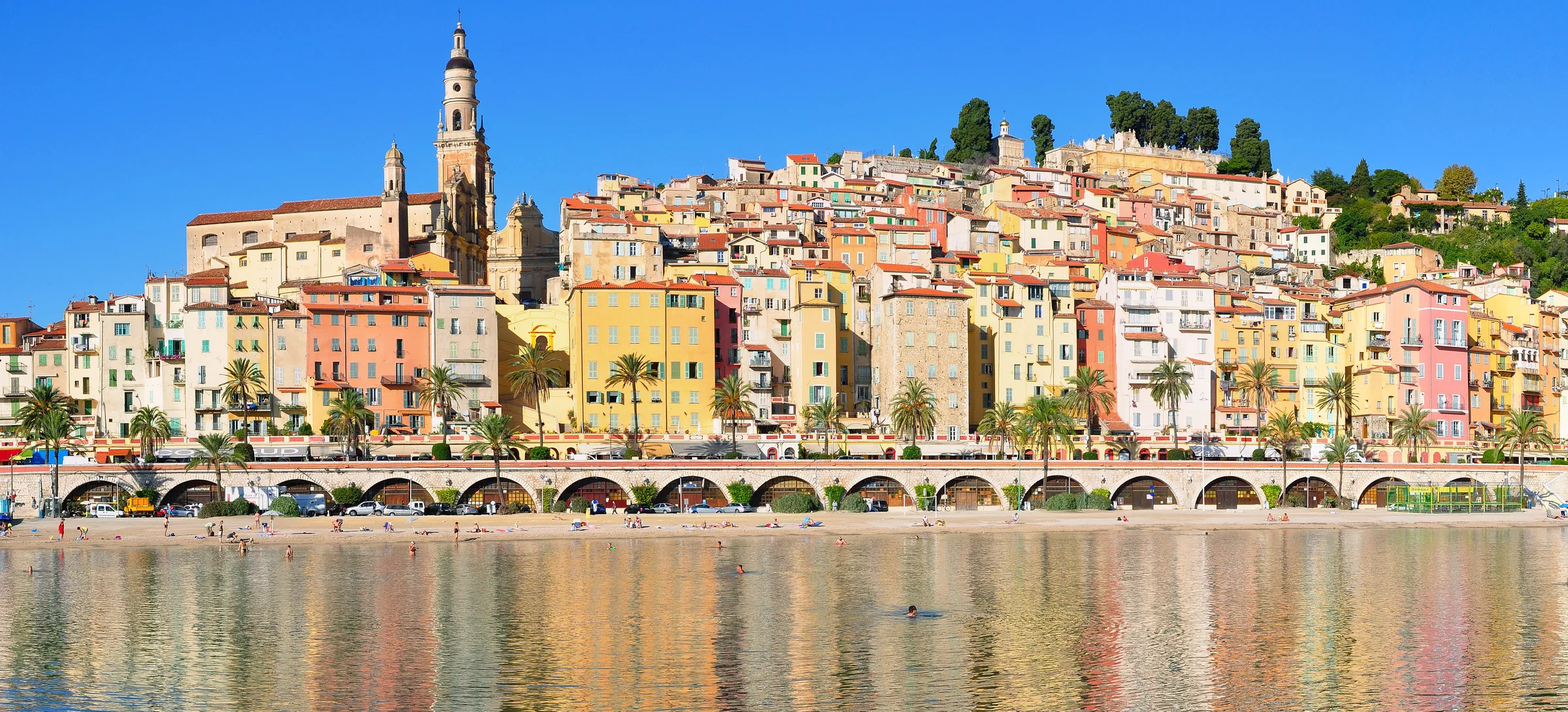 La vieille ville de Menton et la basilique Saint-Michel au-dessus de la plage