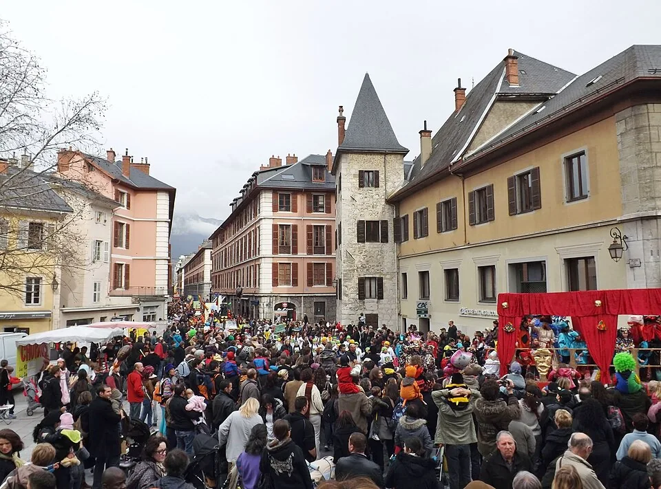 Le défilé du carnaval de Chambéry au pied du château, en 2013