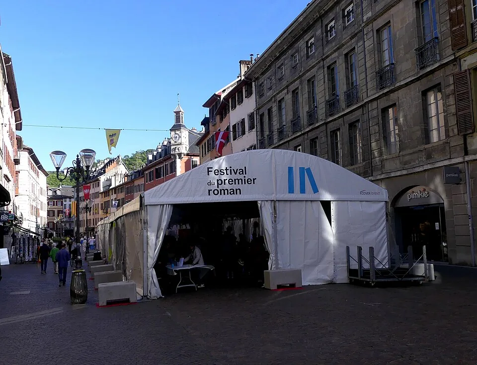 La tente du Festival du premier roman dans une rue de Chambéry