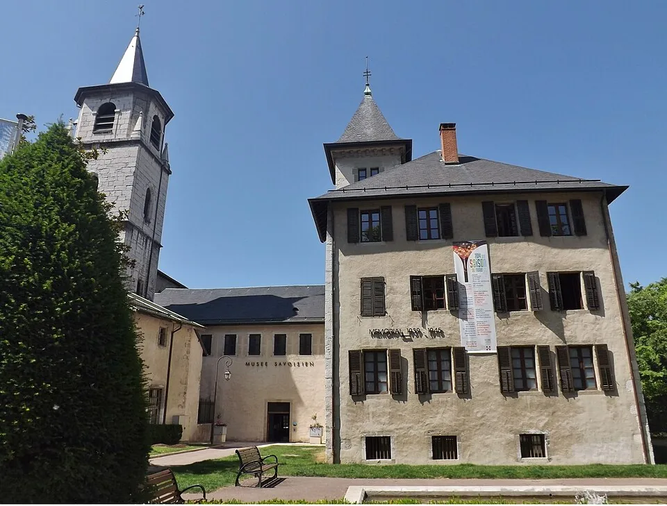 Le Musée savoisien de Chambéry, ancien couvent, et son clocher