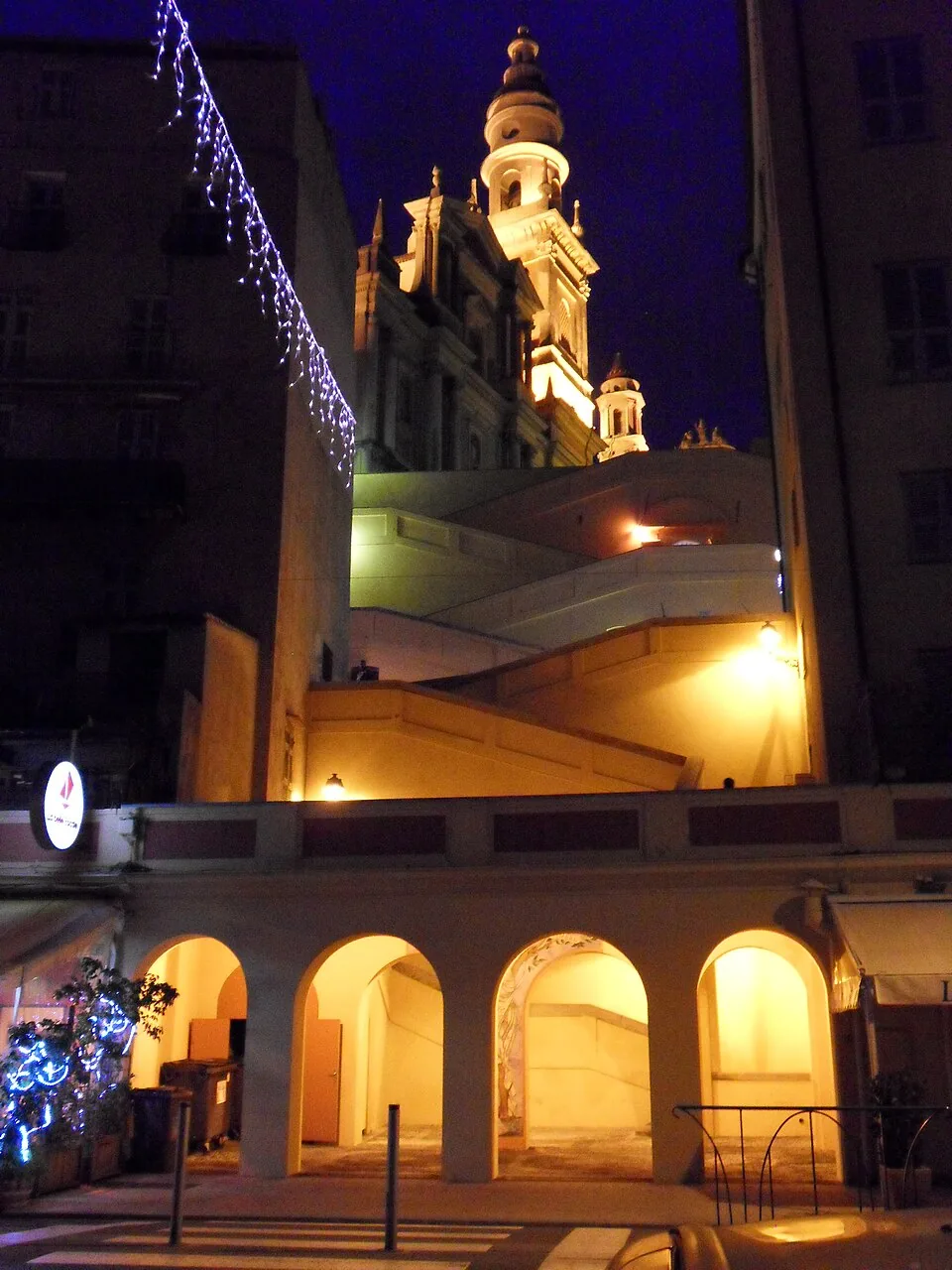 Le parvis et l’escalier de la basilique Saint-Michel, la nuit
