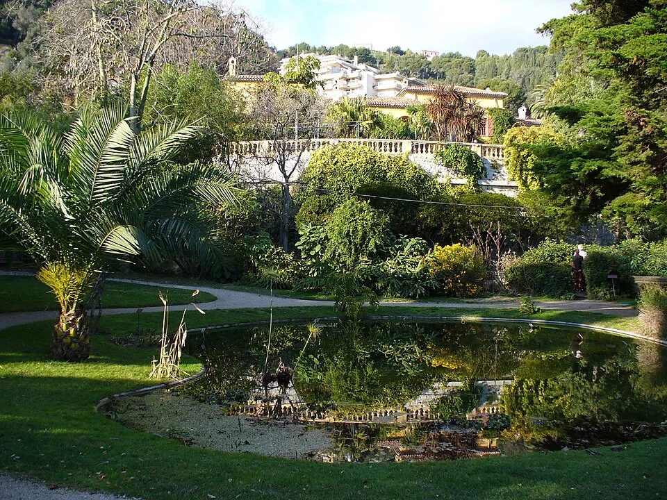 Le bassin et les massifs du jardin du Val Rahmeh à Menton