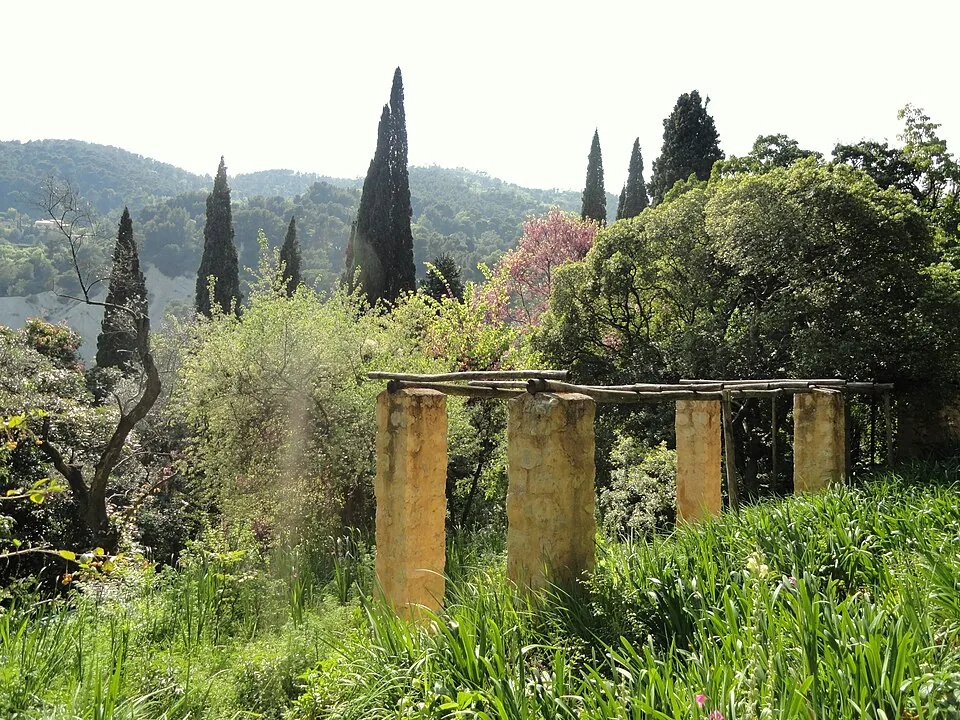 Les colonnes et la végétation du jardin Serre de la Madone