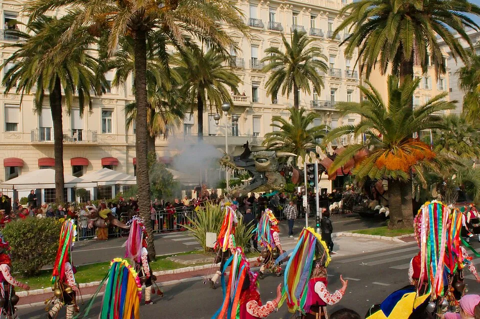 Un défilé du Carnaval de Nice : un char en forme de dragon et une troupe en costumes à rubans