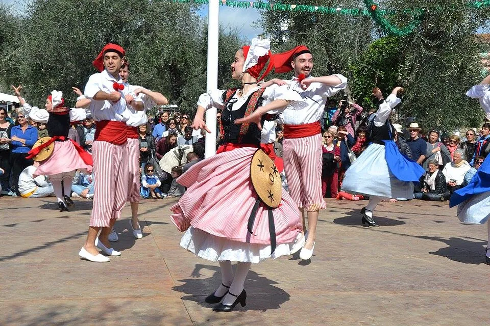 Danseurs en costume traditionnel niçois pendant la Fête des Mai