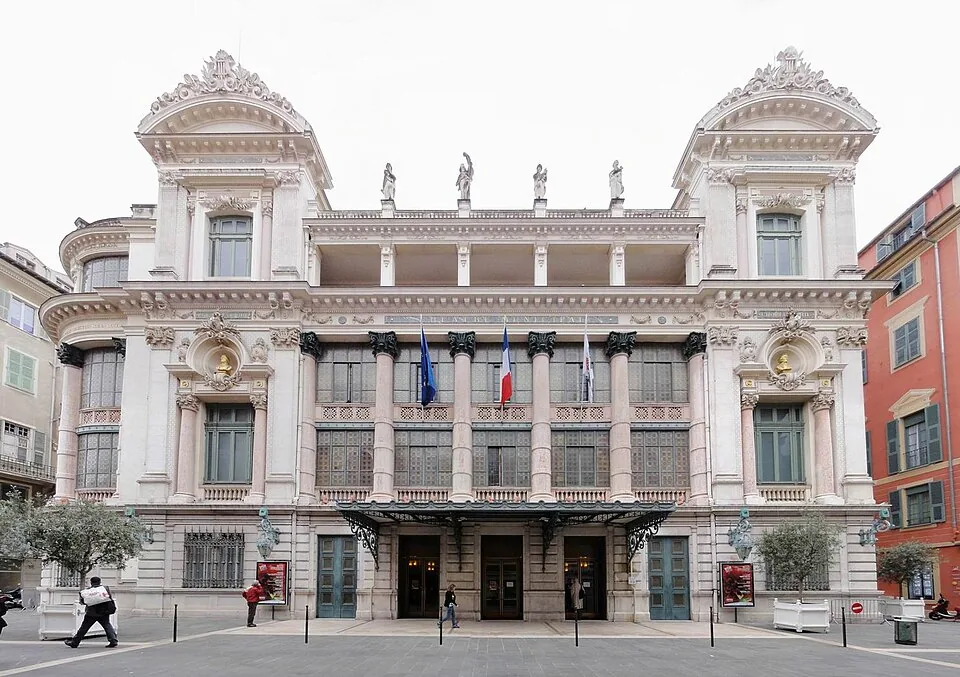 La façade nord de l’opéra de Nice, rue Saint-François-de-Paule