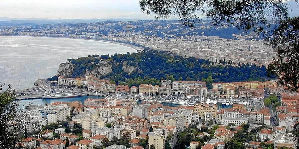 La colline du Château entre le port et la baie des Anges, à Nice