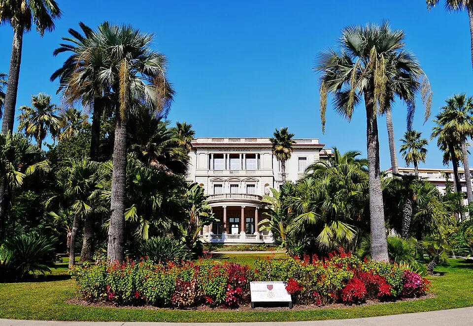 La villa Masséna dans son jardin de palmiers, à Nice