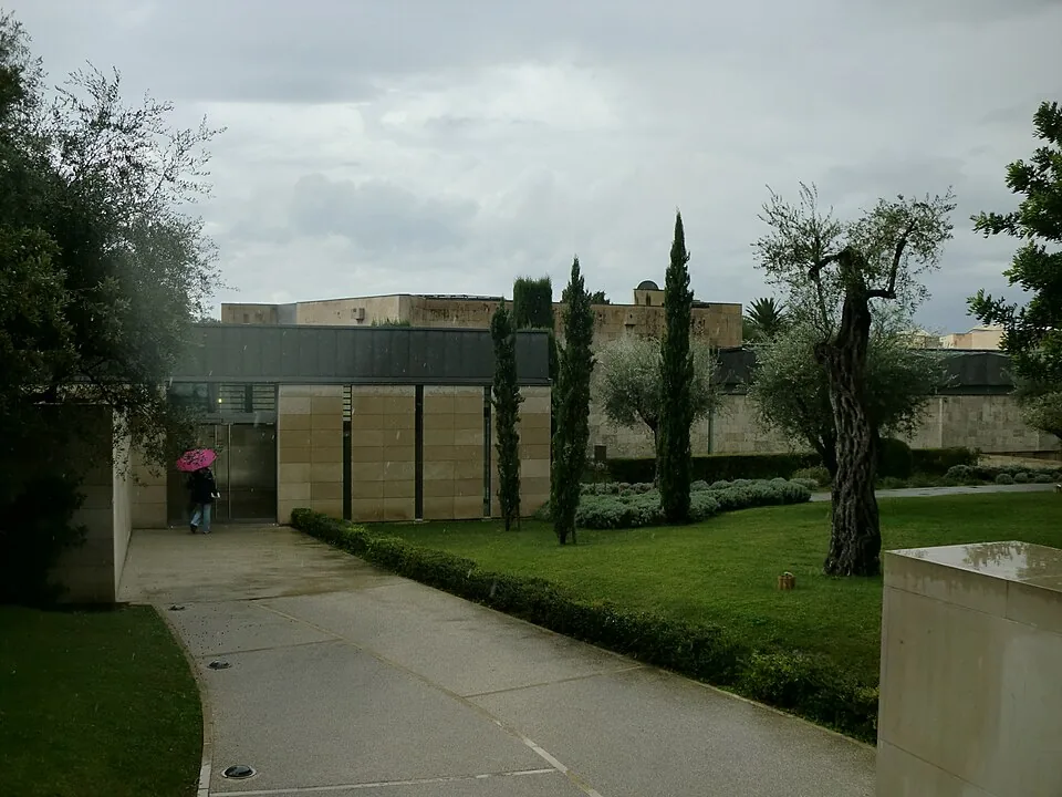 Le bâtiment et le jardin du musée national Marc Chagall à Nice
