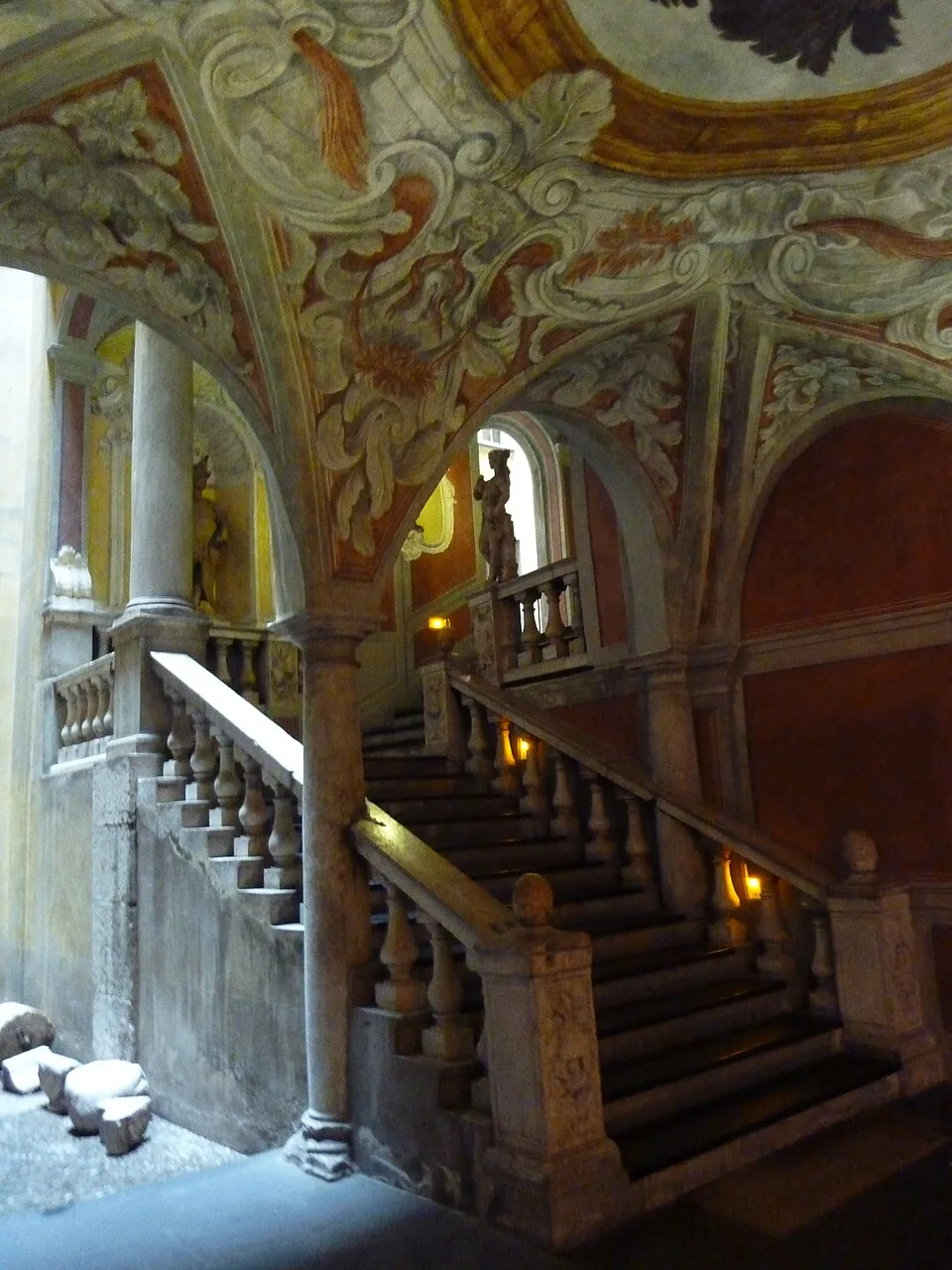L’escalier à fresques du palais Lascaris, dans le Vieux-Nice