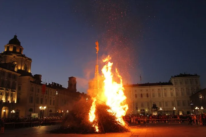 Le farò de la Saint-Jean brûle de nuit sur la piazza Castello