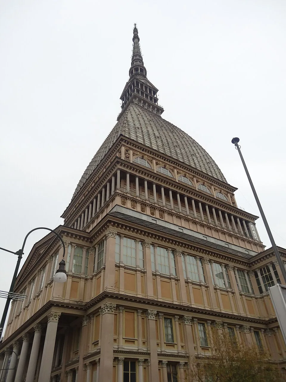 La Mole Antonelliana et sa flèche, vues depuis la rue