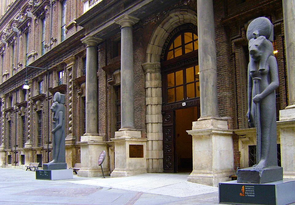 L’entrée du Musée égyptien de Turin, encadrée de deux statues de la déesse Sekhmet