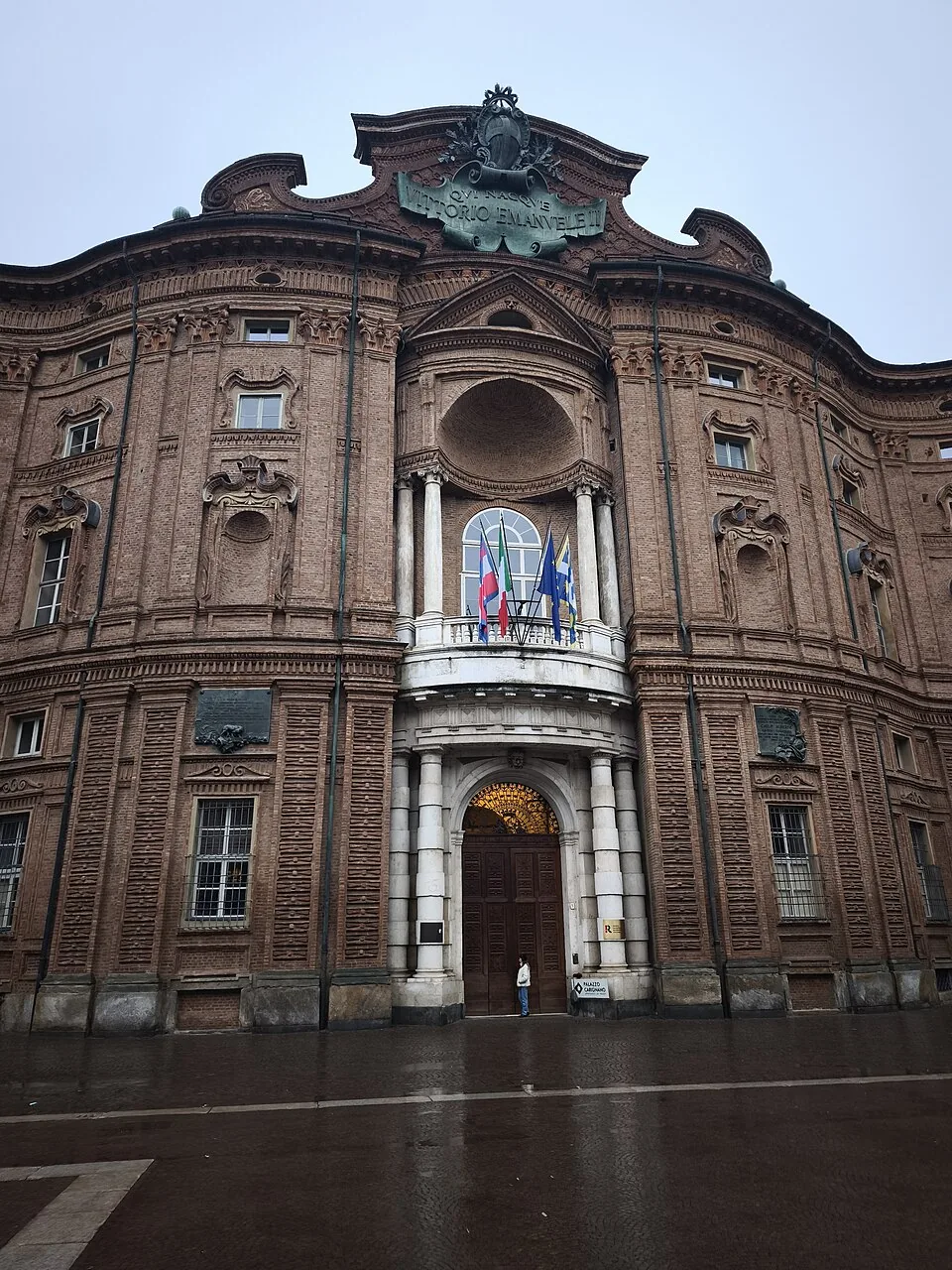 La façade courbe en brique du palais Carignano, à Turin