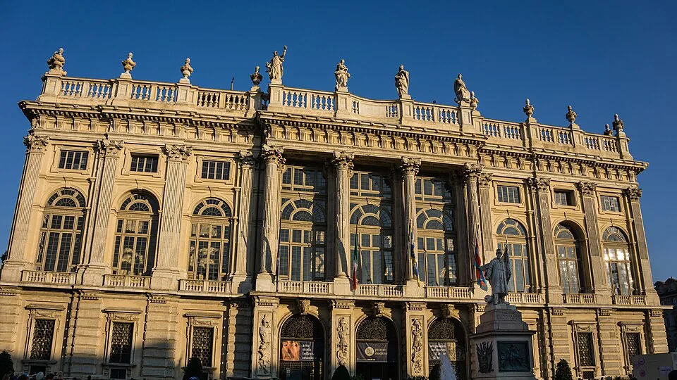 La façade baroque du Palazzo Madama, sur la piazza Castello, au soleil couchant