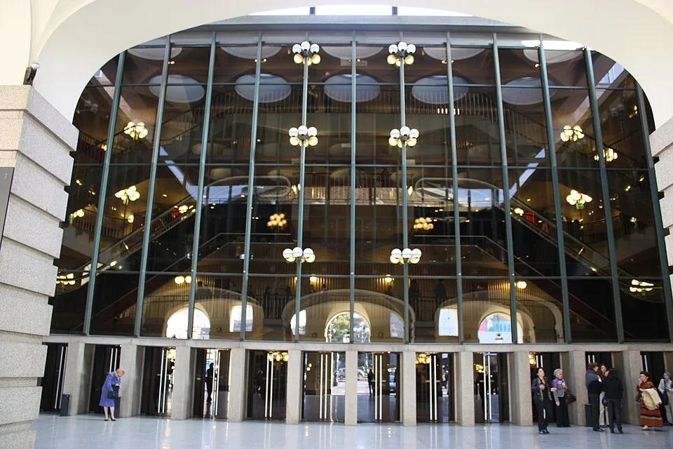 Le hall vitré du Teatro Regio de Turin et ses escaliers
