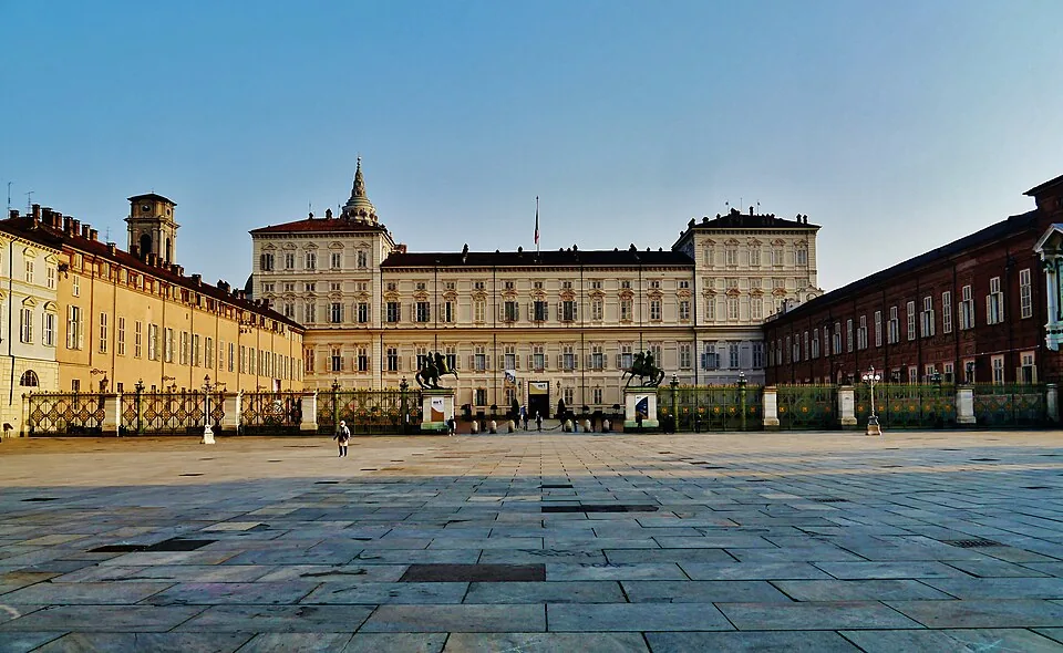 Le Palais royal de Turin et sa grille, vus depuis la piazza Castello