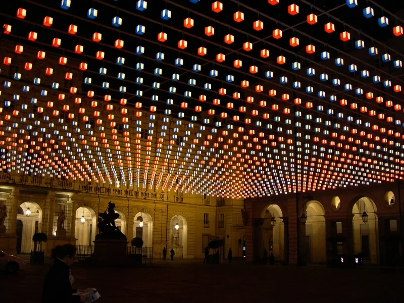 « Tappeto volante » de Daniel Buren, un plafond de lumières suspendu au-dessus de la place de l’hôtel de ville