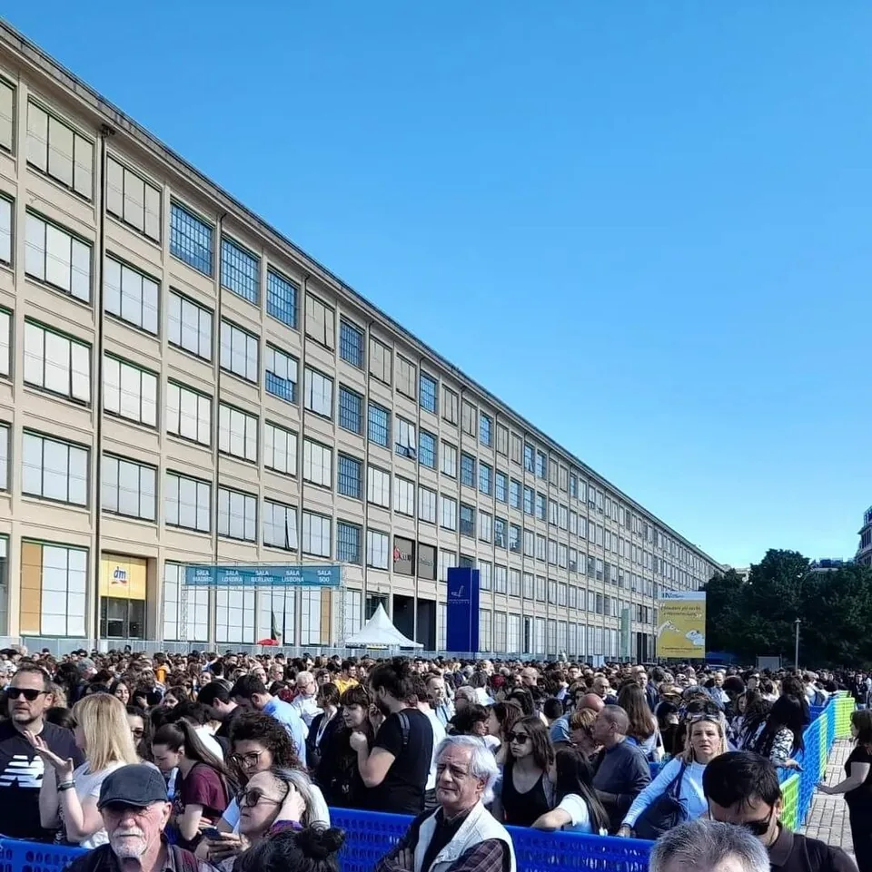 La foule devant le Lingotto pendant le Salone del Libro