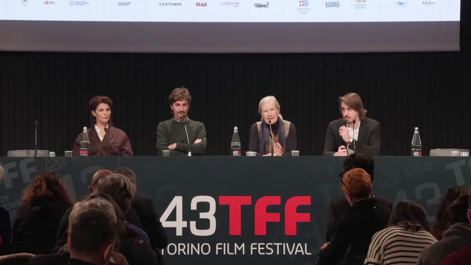 Une rencontre publique du Torino Film Festival, devant la bannière du festival
