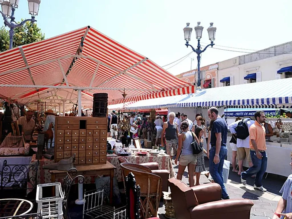 Mercatino dell'antiquariato al Cours Saleya, a Nizza